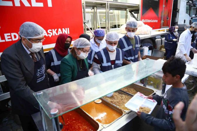 Gaziantep'te Ramazan Ayı Menüsü En Az 150 Lira'ydı! Gaziantep’teki iftar çadırında 210 bin kişilik iftar yemeği ikram edildi... YORUMLARINIZ 1