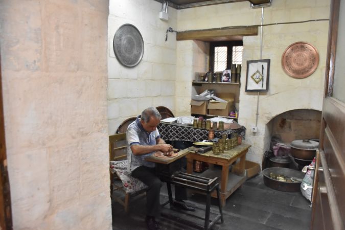Gaziantep'te 50 yıldır bakır işlemeciliği yapan Bakırcı İsmet'in gençlere vefası 1