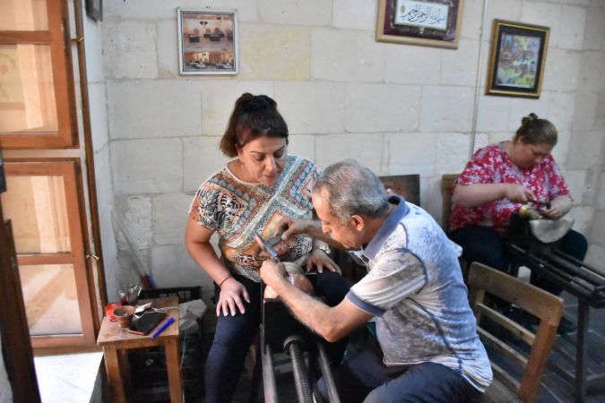 Gaziantep'te 50 yıldır bakır işlemeciliği yapan Bakırcı İsmet'in gençlere vefası 3