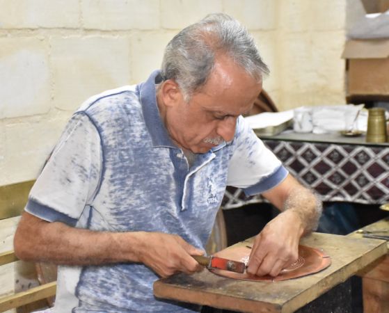 Gaziantep'te 50 yıldır bakır işlemeciliği yapan Bakırcı İsmet'in gençlere vefası 10