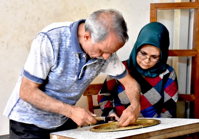 Gaziantep'te 50 yıldır bakır işlemeciliği yapan Bakırcı İsmet'in gençlere vefası 13