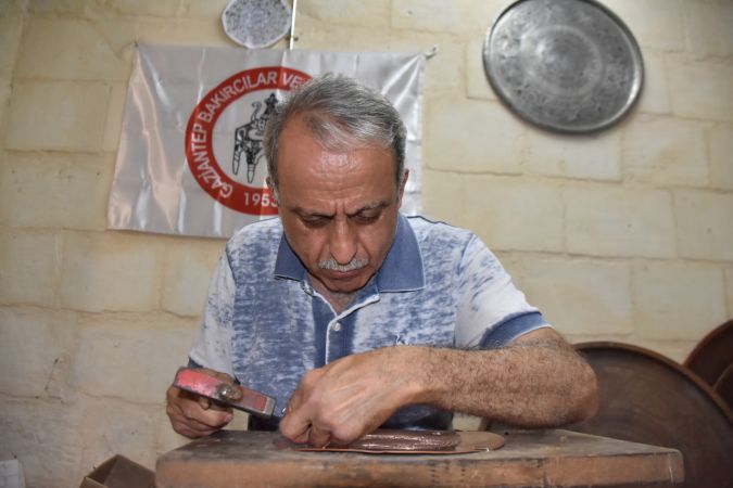 Gaziantep'te 50 yıldır bakır işlemeciliği yapan Bakırcı İsmet'in gençlere vefası 14