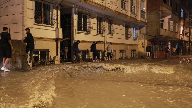 İstanbul Esenyurt'ta Meydana Gelen Sel Felaketinden Zarar Görenlere, Bakan Derya Yanık'tan Açıklama İlk Etapta 3 Bin TL Yardım Yapacağız! 2