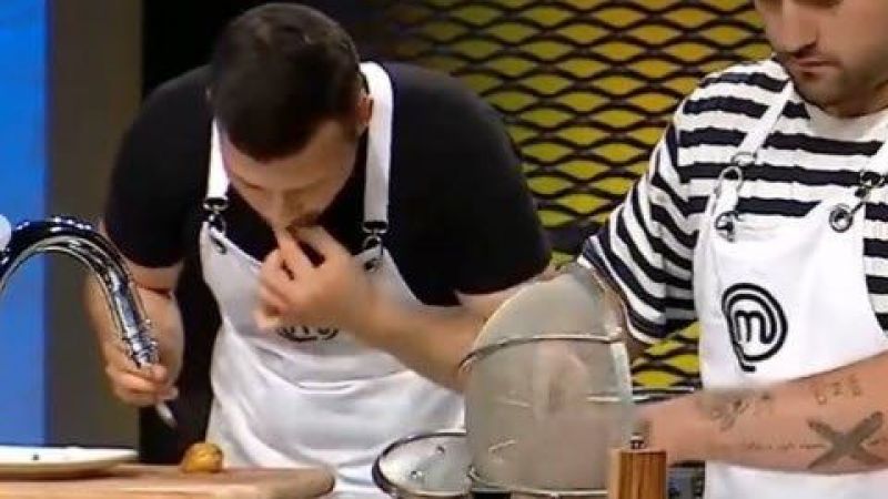 Masterchef Türkiye İzleyicileri Kaçırmadı! Masterchef'in Ana Kadrosu Belli Olmadan İlk Diskalifiye Mi Geliyor? O Yarışmacı Ellerini Ağzına Soktu, Sonra... 4