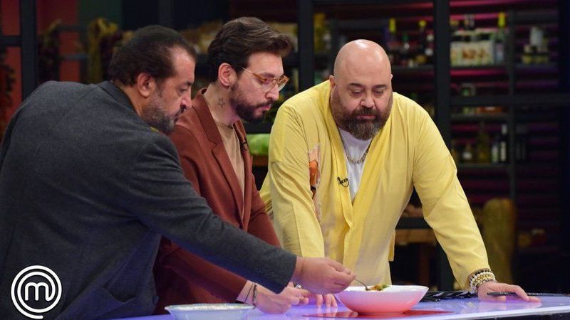 Masterchef Türkiye'nin Jüri Üyelerinden Takdir Toplayan Davranış! Önyargı İle Yaklaştıkları Yarışmacıdan, Milyonların Gözleri Önünde Özür Dilediler! 1