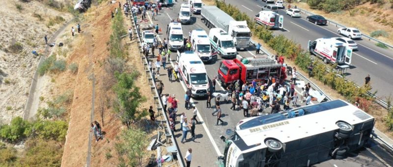 Gaziantep'te 15 kişinin öldüğü kazada otobüs şoförünün ifadesi ortaya çıktı! Otobüs şoförü Abdulkadir Memiş: Bir anda otobüsün direksiyon hakimiyetini kaybettim. Toparlamak için manevra yapmaya başladım ama... 3