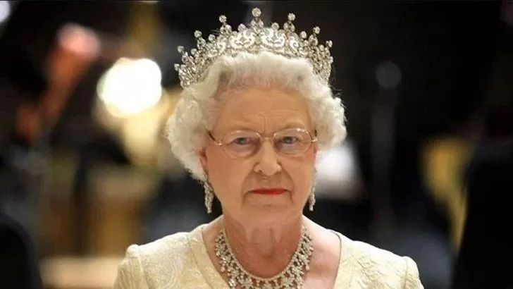 70 Yılı Aşkın Süre Boyunca İngiltere'nin Yönetimini Elinde Tutan Kraliçe Elizabeth'in Hayatı Olay Oldu: Prenses Olarak Çıktığı Ağaçtan, Bir Gün Sonra Kraliçe Olarak İndi! 1