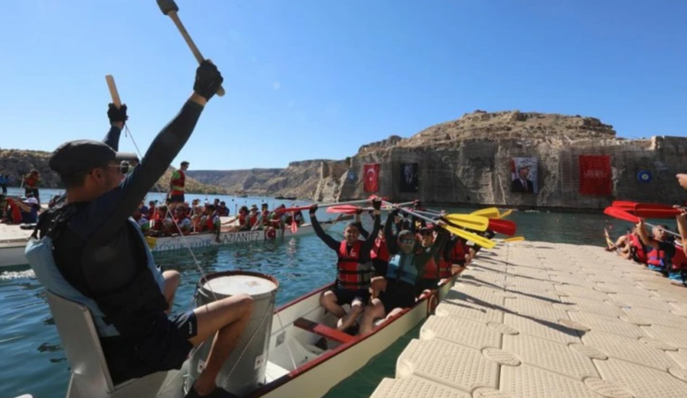 Türkiye Gaziantep'te yapılan 'RUMKALE' Uluslararası Su Sporları Festivali'ni Konuşuyor.... Denizi olmayan Gaziantep’te yapılan su sporları festivali göz kamaştırıyor... 3