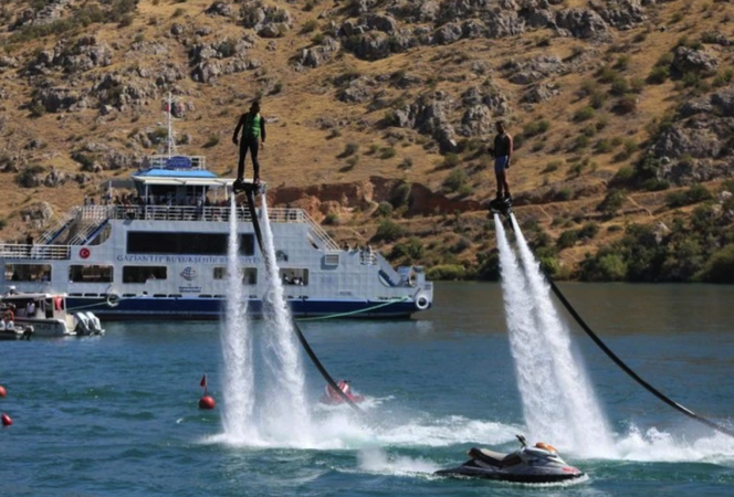 Türkiye Gaziantep'te yapılan 'RUMKALE' Uluslararası Su Sporları Festivali'ni Konuşuyor.... Denizi olmayan Gaziantep’te yapılan su sporları festivali göz kamaştırıyor... 9