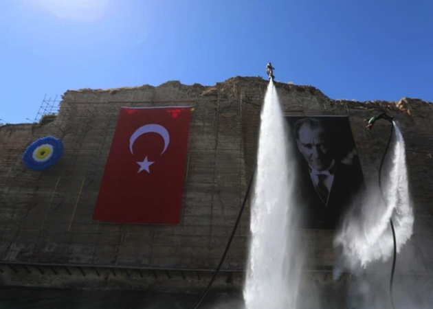 Türkiye Gaziantep'te yapılan 'RUMKALE' Uluslararası Su Sporları Festivali'ni Konuşuyor.... Denizi olmayan Gaziantep’te yapılan su sporları festivali göz kamaştırıyor... 12