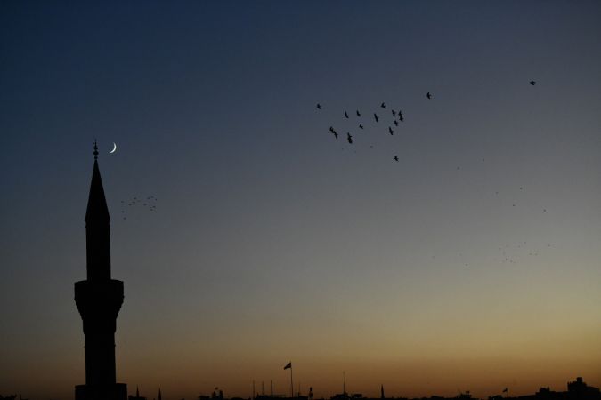 Gaziantep'te  gün batımından hemen sonra görünen hilal, cami minaresi ve kuşlarla güzel görüntü oluşturdu. 3