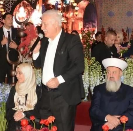 Gaziantep İslam Üniversitesi Rektörü Nihat Hatipoğlu'nun KIYDIĞI NİKAH TÜRKİYE GÜNDEMİNDE! Prof. Dr. Nihat Hatipoğlu  dekoltelerin yarıştığı ve dansözlerin olduğu gecede ünlü şarkıcının kızının imam nikahını kıydı 1