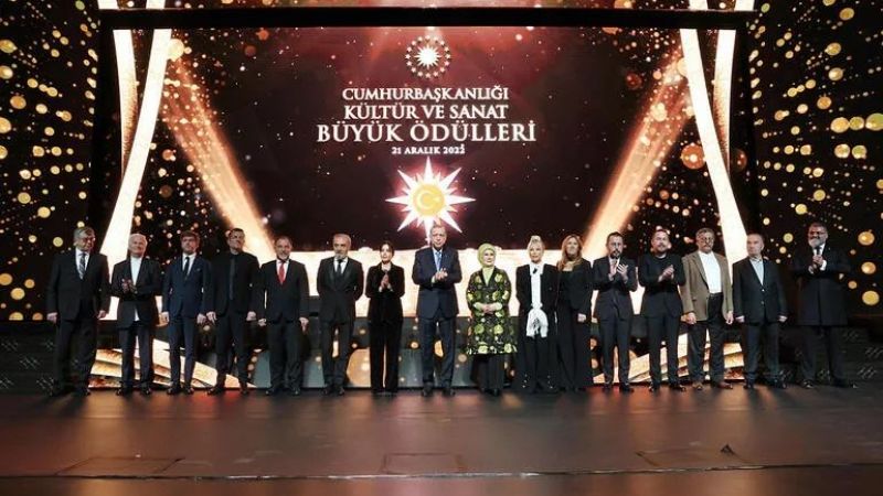 Cumhurbaşkanlığı Kültür ve Sanat Büyük Ödülleri dağıttı; törene damga vuran isim Cumhurbaşkanı Erdoğan oldu! “Artık dargınlık yok tamam mı?” 2