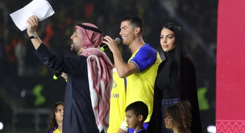 Cristiano Ronaldo’nun sevgilisi Georgina Rodriguez, Suudi Arabistan’a gitti! Kıyafeti, tarzı ve güzelliğiyle herkesi büyüledi! “Lacivert çok yakışmış…” 3