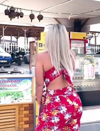 Çılgın Dondurmacı yeni videoyu paylaştı! Dans ettiği sarışının figürleri, sosyal medya kullanıcılarını resmen delirtti: “Bu kız üşümüyor mu?” 2
