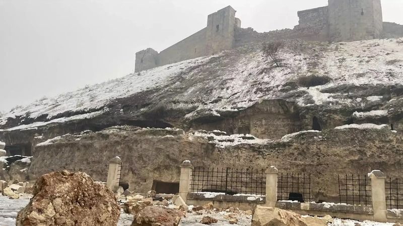 Yıllara dayandı, depreme dayanamadı! Gaziantep Kalesi’nin surları bu sabahki 7.4 büyüklüğündeki deprem nedeniyle yıkıldı! İşte o anlar… 1