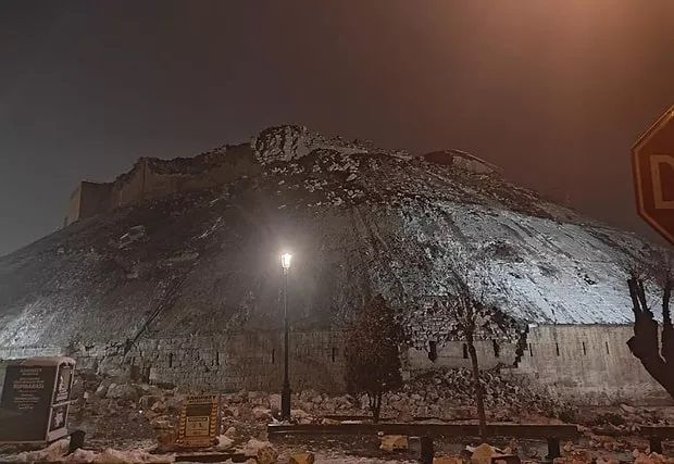Yıllara dayandı, depreme dayanamadı! Gaziantep Kalesi’nin surları bu sabahki 7.4 büyüklüğündeki deprem nedeniyle yıkıldı! İşte o anlar… 3