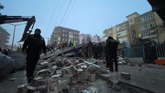 Gaziantep’te arama kurtarma çalışmaları devam ediyor: depremin acı bilançosu ortaya çıkmaya başladı! AFAD’dan ilk açıklama da geldi 2