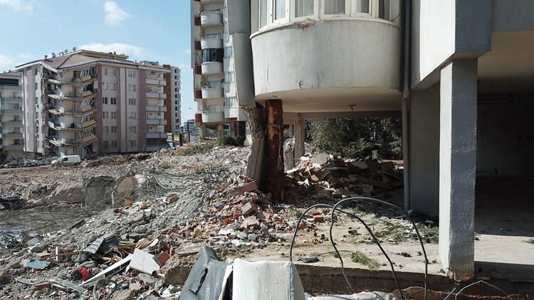 Gaziantep’te bina, ağaç gövdesi ile ayakta tutuldu! AFAD çözümü buldu, vatandaş deprem anını anlattı! İşte son dakika gelişmeleri 1