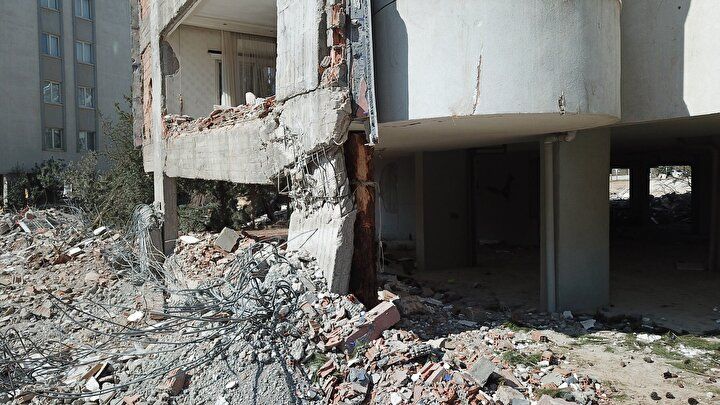 Gaziantep’te bina, ağaç gövdesi ile ayakta tutuldu! AFAD çözümü buldu, vatandaş deprem anını anlattı! İşte son dakika gelişmeleri 2