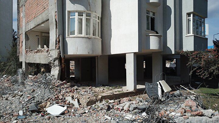 Gaziantep’te bina, ağaç gövdesi ile ayakta tutuldu! AFAD çözümü buldu, vatandaş deprem anını anlattı! İşte son dakika gelişmeleri 3