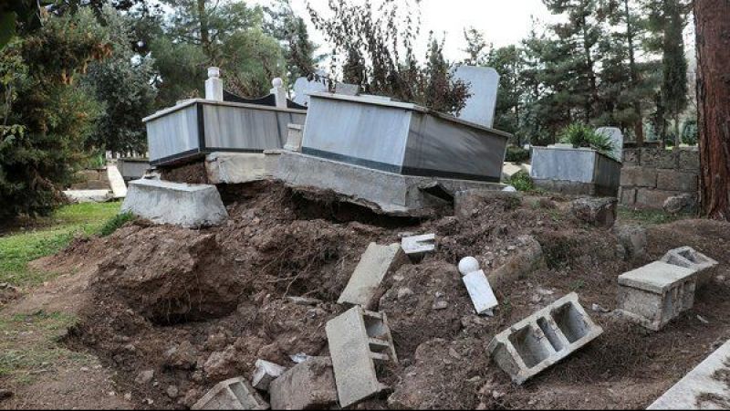 Deprem Felaketi Gaziantep'i Yıktı Geçti!  Gaziantep Nurdağı'nda Bazı Mezarların Yönü Değişti! 1