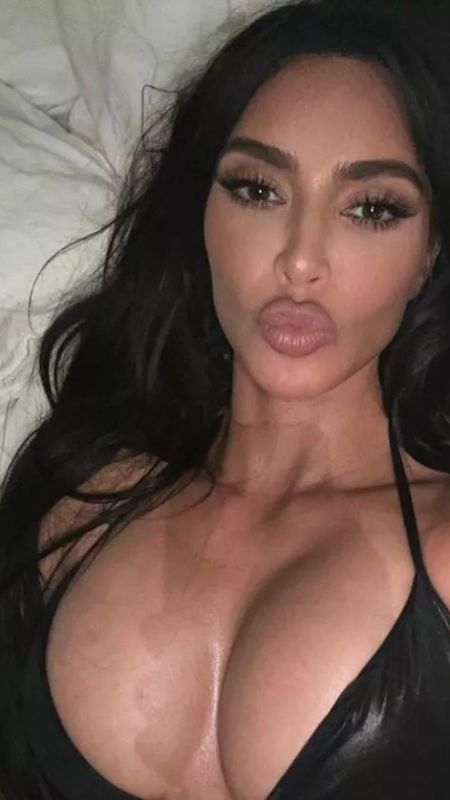 Kim Kardashian Göğüs Dekoltesi Kadraja Zor Sığdı! Yatak Pozuna Tepkiler Gecikmedi... 2