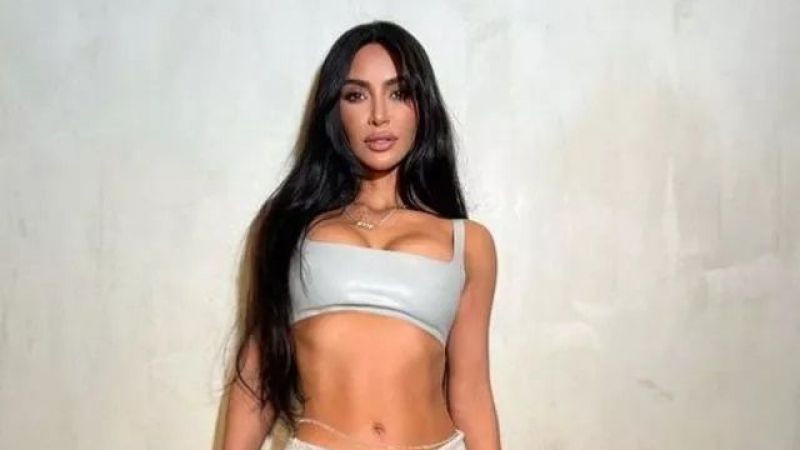 Kim Kardashian Göğüs Dekoltesi Kadraja Zor Sığdı! Yatak Pozuna Tepkiler Gecikmedi... 1