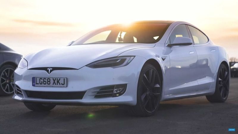 Tesla resmi olarak Türkiye’de! Sergilenen iki Tesla aracı… 3