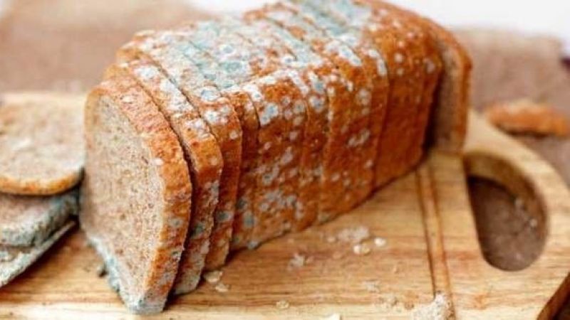 Ekmeği küflenmesini önlemenin en etkili yolları! Alüminyum folyo ve ekmek kutusu kullanın: Ekmeği dondurucuya atın 1
