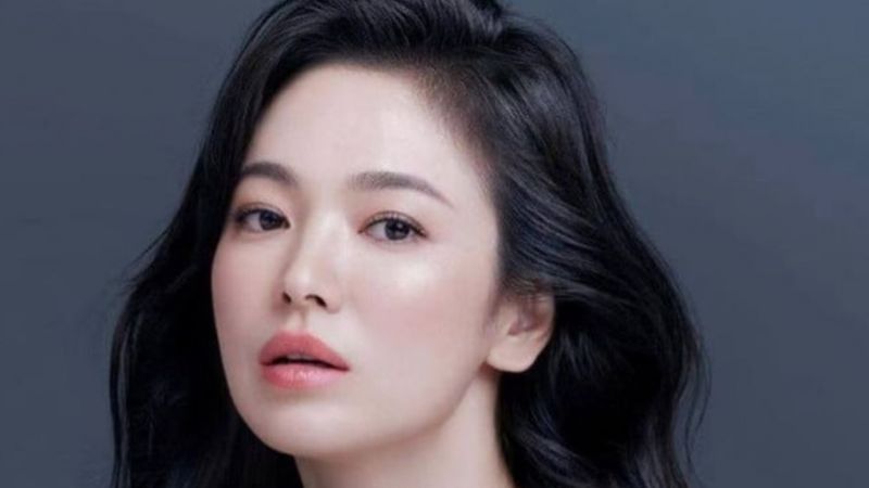 Koreli oyuncu Song Hye Kyo başarısı kadar tarzıyla da büyüledi! Özenli stili hayranlık uyandırdı! 3