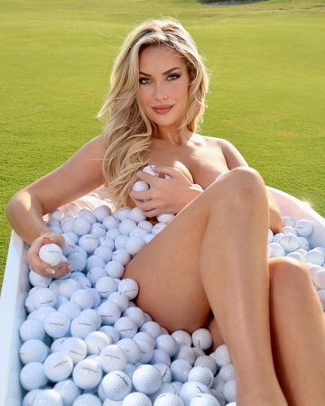 Dünyanın en güzel golfçüsü Paige Spiranac çırılçıplak küvete girdi! Seksi vücudunu golf toplarıyla örttüğü pozu çok beğenildi 2