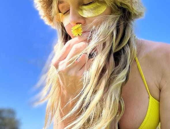 Heidi Klum sarı bikinisiyle çimlere sereserpe uzandı! Göğüs dekoltesi ile ateşli kalça pozu… 2