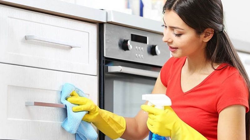 Mutfak dolaplarını çizmeden temizlemenin pek çok yöntemi var: Bu yöntemleri kullanın, ahşaplarınıza zarar vermeyin! İşte yöntemler 2