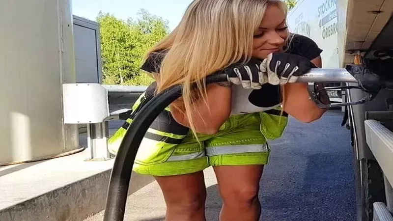 Dünyanın en güzel tır şoförü görenleri sarstı! İsveçli kadın pozlarına binlerce beğeni yağdı! Benzini bile kendi… 2