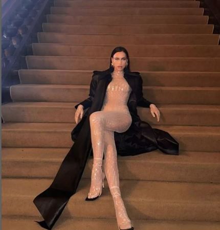 Irina Shayk’tan nefes kesen pozlar! Transparan kıyafeti ile Irina Shayk sosyal medyayı salladı! 2