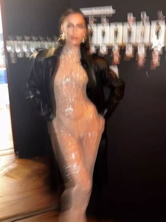 Irina Shayk’tan nefes kesen pozlar! Transparan kıyafeti ile Irina Shayk sosyal medyayı salladı! 3