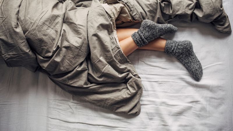 Gece Çorapla Uyuyanlar Sağlığını Tehlikeye Atıyor! Çorapla Uyumanın Zararları Nelerdir? 1