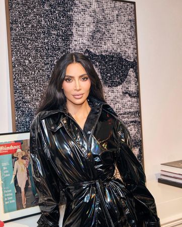 Kim Kardashian’ın dekolteli pijaması sosyal medyayı salladı! Pembe pijamasının düğmelerini açık bırakıp takipçilerinden beğeni topladı 1