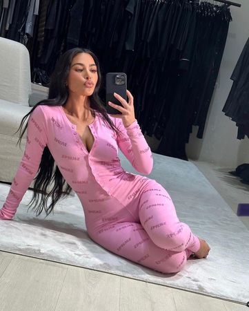 Kim Kardashian’ın dekolteli pijaması sosyal medyayı salladı! Pembe pijamasının düğmelerini açık bırakıp takipçilerinden beğeni topladı 2