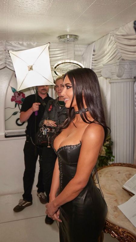 Kim Kardashian’ın sutyensiz pozu olay oldu! Deri elbisesinin iplerini açık bırakınca… 3