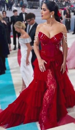 Salma Hayek dekolteli kırmızı elbisesiyle hayranlarını büyüledi! Göğüslerini ön plana çıkaran elbisesiyle ünlü modacıya selam çaktı 2