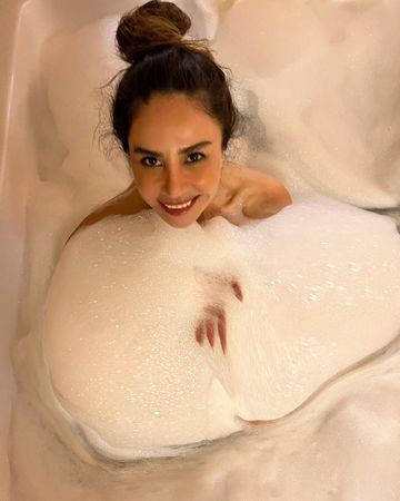 Ünlü şarkıcı Betül Demir sosyal medyayı salladı! Köpük banyosunda keyif yaptığı o anları takipçileriyle paylaştı 1