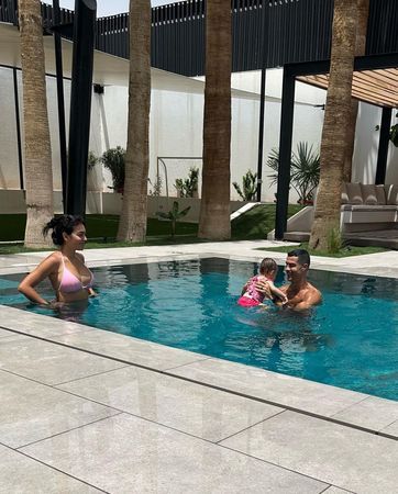 Herkes boşanmalarını bekliyordu, onlar havuz keyfi yaptı! Ronaldo ve sevgilisi Georgina’dan mutlu aile pozları 3