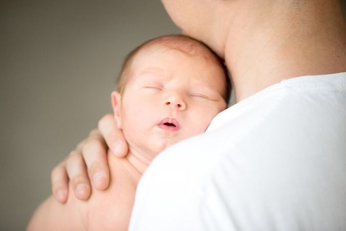 Bebeğini Sallayan Ebeveynler Dikkat! Bebekleri Sallayarak Uyutmak Sanıldığı Kadar Masum Olmayabilir! 3