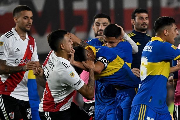 Futbol Sahası Ringe Döndü! Arjantin Derbisinde Tam 7 Kırmızı Kart Çıktı... 1