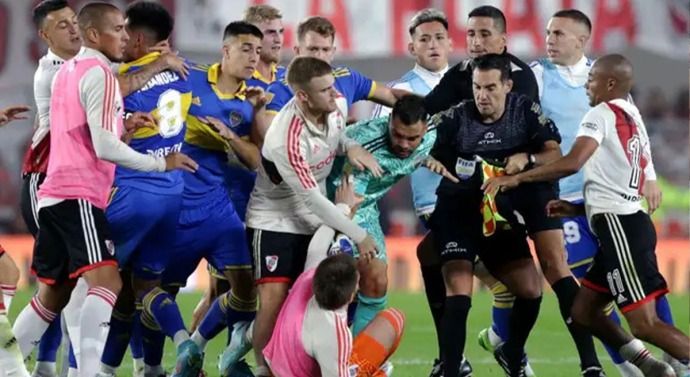 Futbol Sahası Ringe Döndü! Arjantin Derbisinde Tam 7 Kırmızı Kart Çıktı... 3