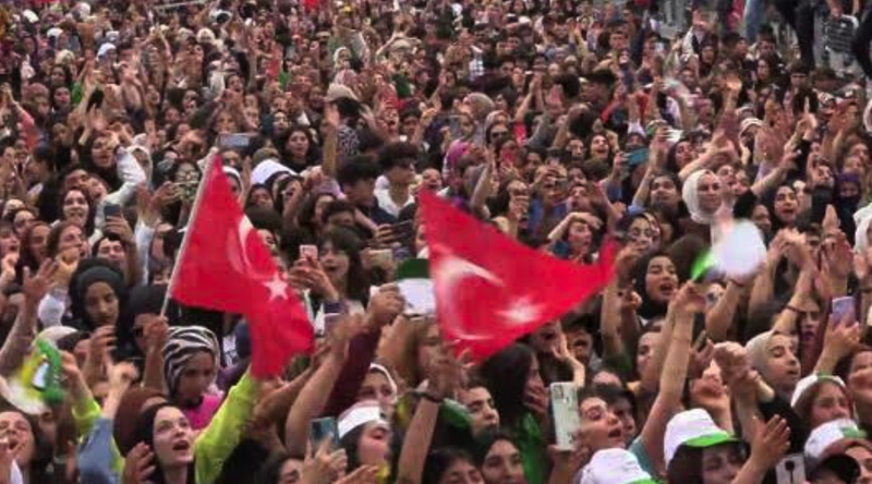 Siverek'e ünlü akını! Fatih Bucak'a destek için sahneye çıktılar! 40 bin kişinin katıldığı miting düzenlendi 1