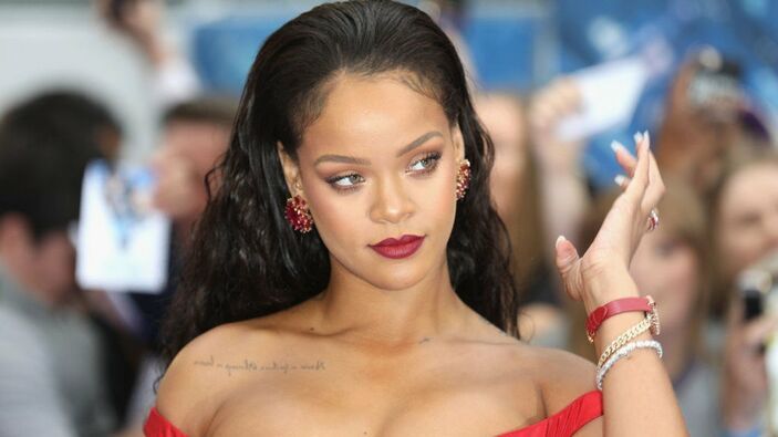 Rihanna'nın iç çamaşırlı kutlama pozu! Sosyal medya alev aldı! 1