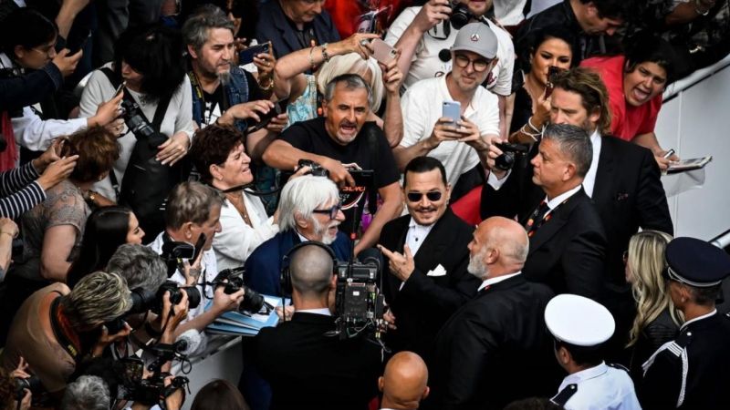 Cannes Film Festivalinde Johnny Depp rüzgarı esti! 15.Louis ile 7 dakika boyunca ayakta alkışlandı! 3